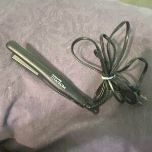 BaBylissPRO Nano Titanium Travel Size Flat Iron BT137 0.75" Plate Travel Size